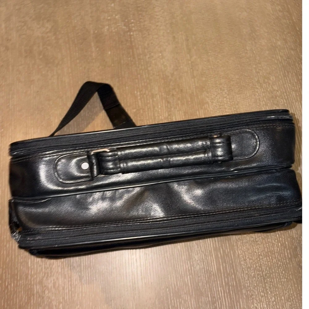 Targus Large Black Leather Laptop Briefcase Messenger Bag Computer Carrying Case